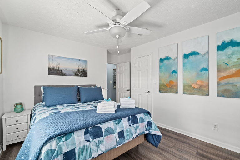 Bedroom 4, Contemporary Bungalow / West End PCB / Available Now! / Perfect for Family, Bay
