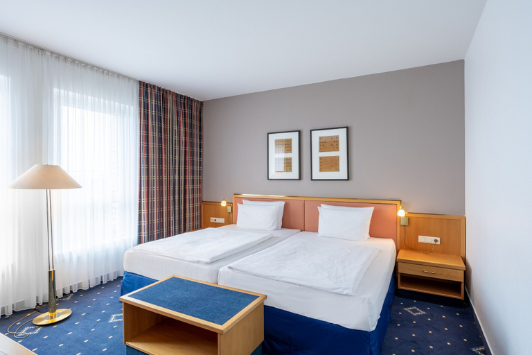 Bedroom 2, HI Hotel International Hamburg, Hamburg