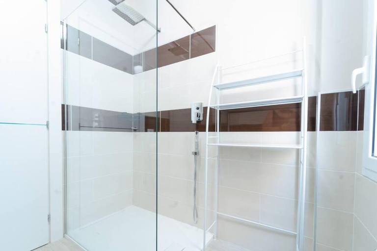 Bathroom 2, La Casa Dei Viaggiatori (Stazione- Teatro Ariston), Imperia