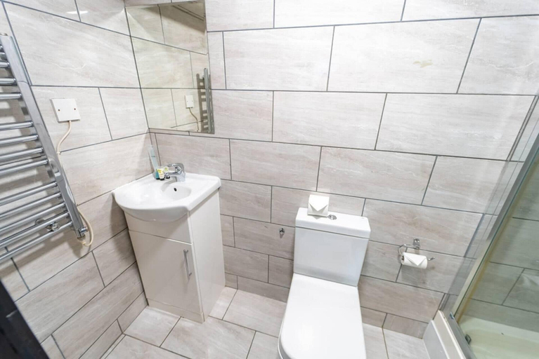 Bathroom, Stunning 1-bed Studio in Birmingham Available, Birmingham