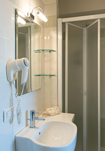 Bathroom 3, Hotel Mirage, Lucca