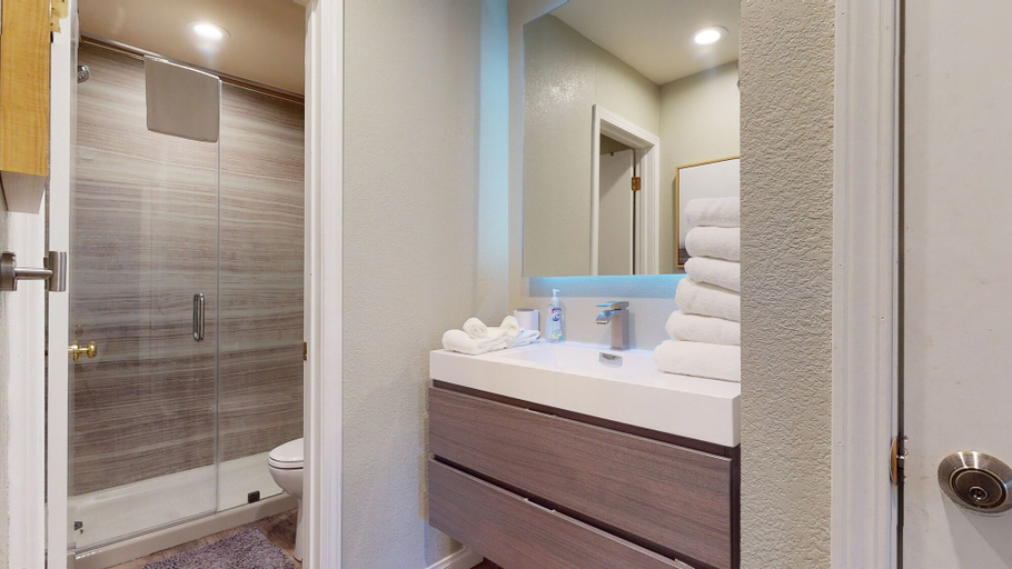Bathroom 5, Summit #105 1 Bedroom Condo by RedAwning, Mono