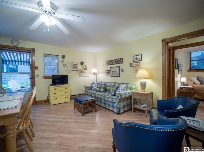 Living area 2, Garden Grove 2 Bedroom Home by RedAwning, Chautauqua