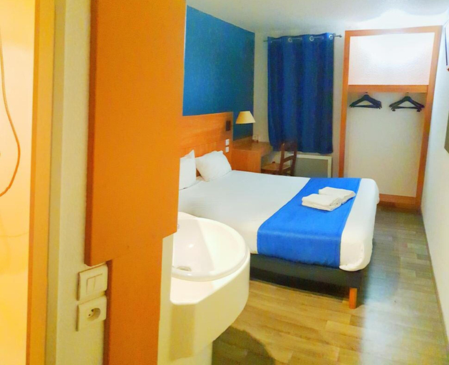 Bedroom 5, Glisy Hotel, Somme