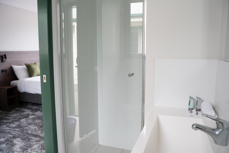 Bathroom 4, Wallaby Hotel, Gold Coast