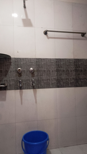 Bathroom 5, Airport Hotel Mahal, Delhi