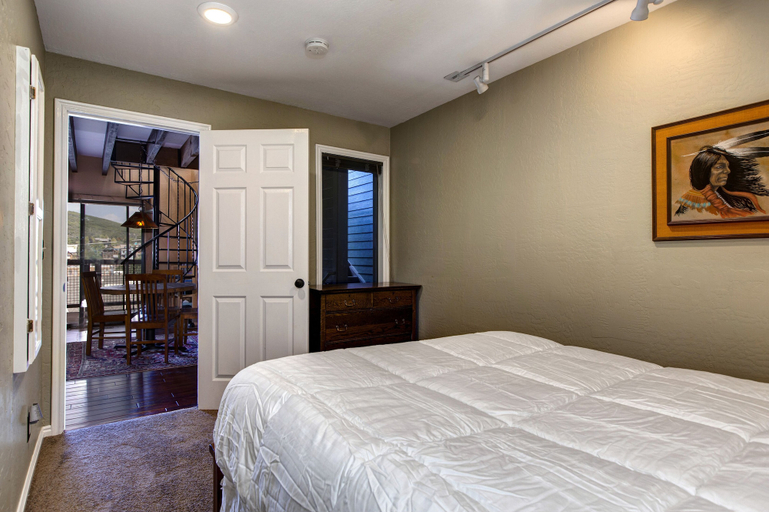 Room 2, Quitting Time 3 Bedroom Condo by RedAwning, Summit