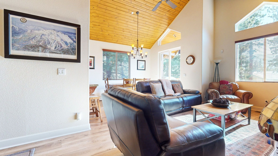 Living area 5, Mammoth Gateway Village #6 3 Bedroom Condo by RedAwning, Mono