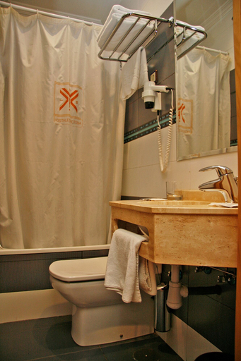 Bathroom 4, Hostal Victoria II, Madrid