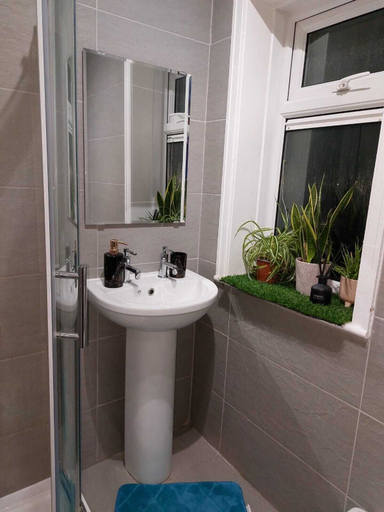Bathroom 3, Remarkable 3-bed House in Leeds, Leeds