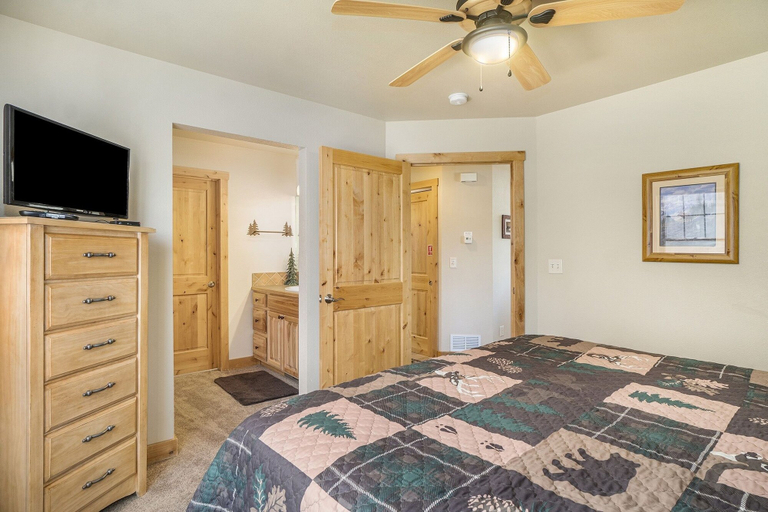 Room 4, Solitude Bobcat #7 - Estes Park 2 Bedroom Condo by RedAwning, Larimer