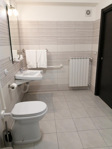 Bathroom 2, Il labirinto, L'Aquila