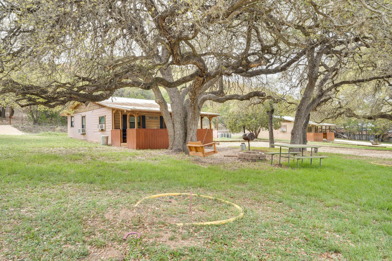 Others 5, 'Cabana Luna' Cabin w/ Deck, Swing & Fire Pit!, Uvalde