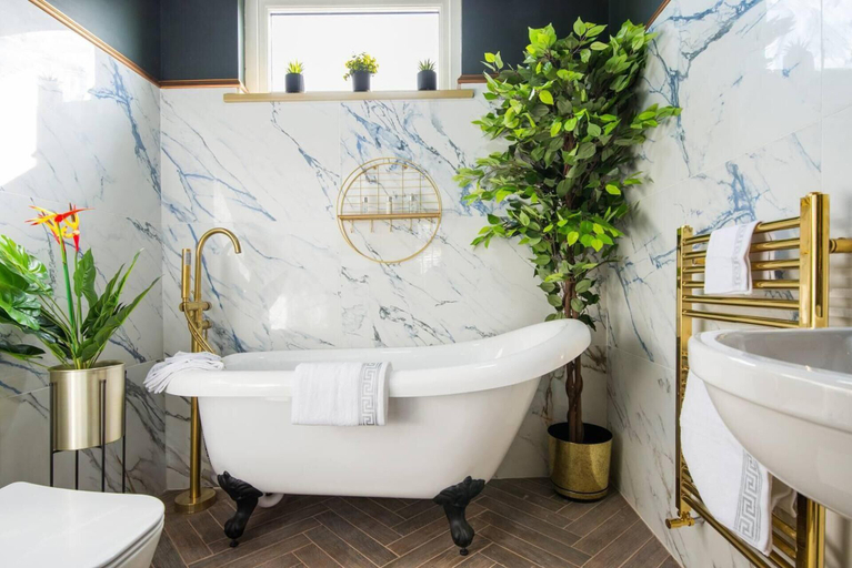 Bathroom 3, Luxury Versace Sleeps10, Hottub, Pool Table, Skytv, London