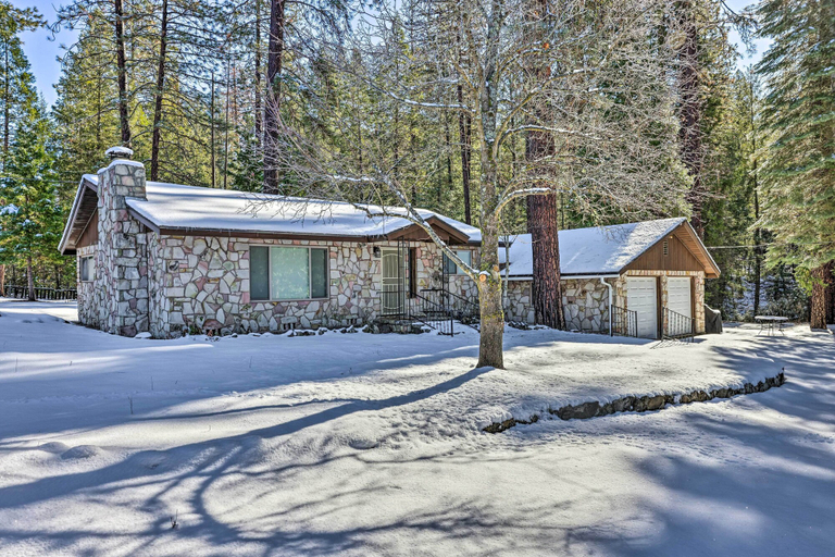 Exterior & Views 1, Riverfront Home Near Yosemite National Park!, Tuolumne