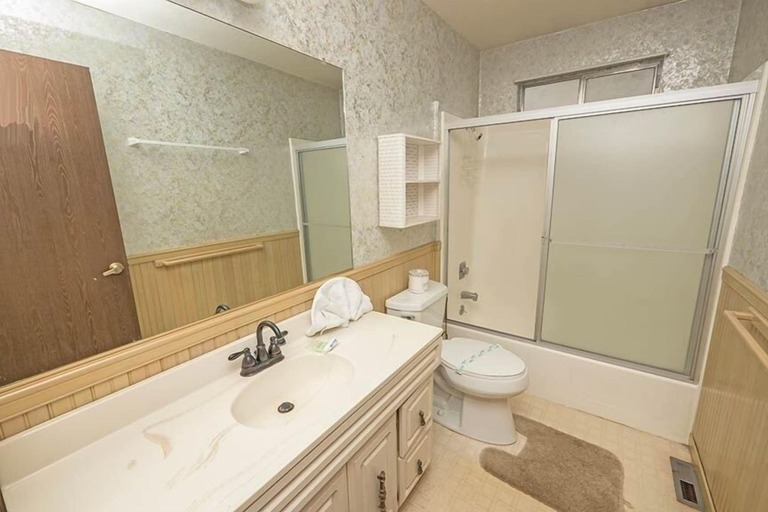 Bathroom 2, 948 Merced Avenue 3 Bedroom Home by RedAwning, El Dorado
