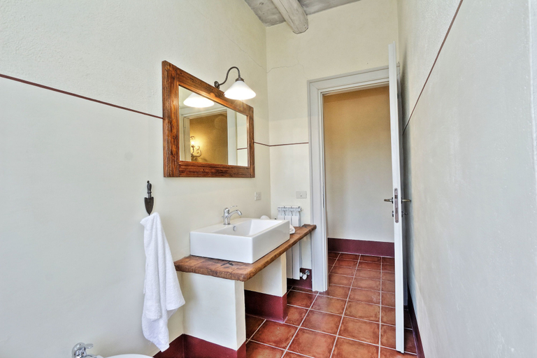 Bathroom 3, Trianon Country, Viterbo