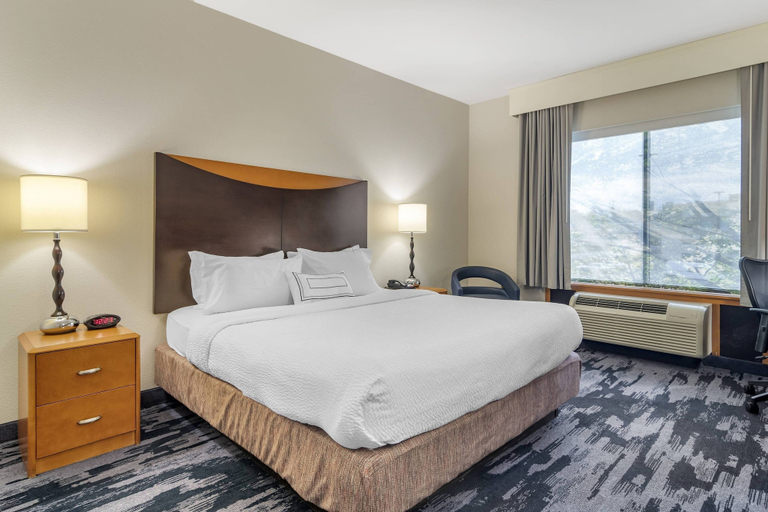 Bedroom 3, Fairfield Inn & Suites by Marriott Commerce, Banks