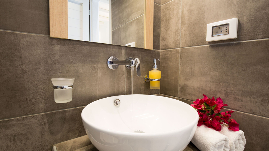 Bathroom 5, Boufounis Studios, South Aegean