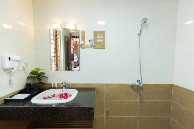 Bathroom 5, Royal Hotel - Sai Dong - Long Biên, Long Biên