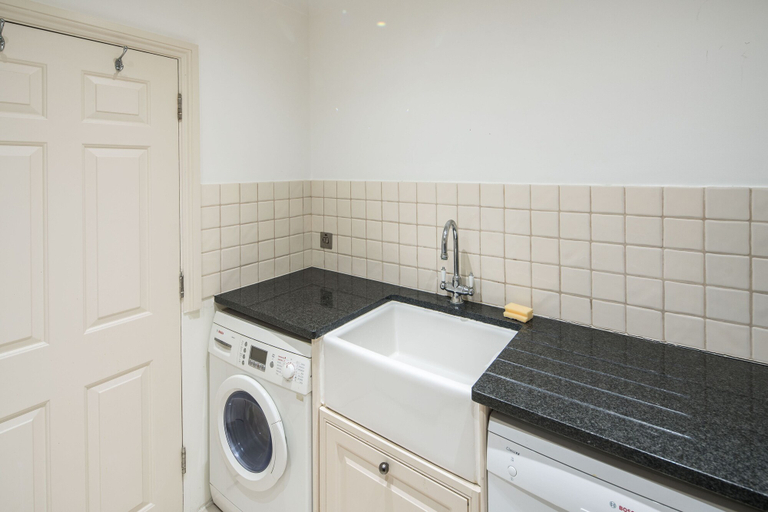 Others 5, Remarkable 2-bed Apartment in London, London