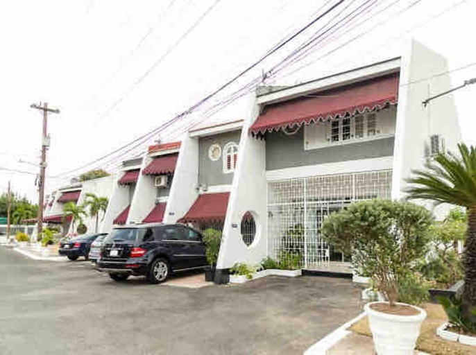 Exterior & Views, Captivating 2-bed Town-house in Kingston