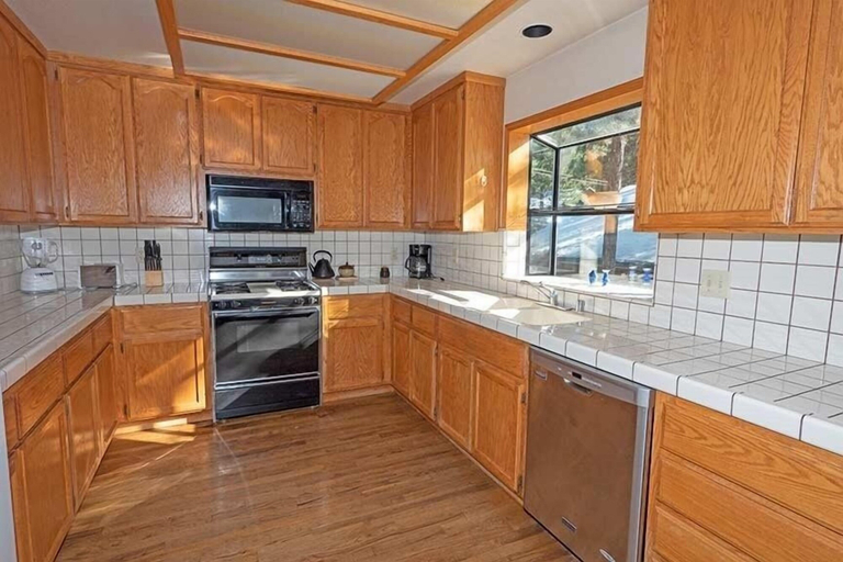 Private kitchen 4, 2293 Marshall Trail 4 Bedroom Home by RedAwning, El Dorado