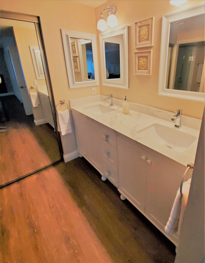 Room 3, Work-Friendly Oceanfront Condo with Pool and Spa Access SURF25 by RedAwning, San Diego