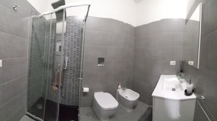 Bathroom 2, Suite Duomo, Napoli