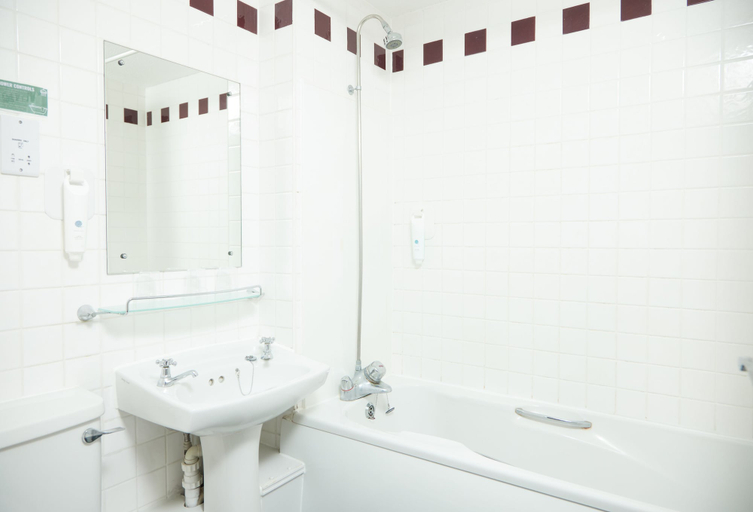 Bathroom 4, Lamb Hotel by Greene King Inns, Cambridgeshire