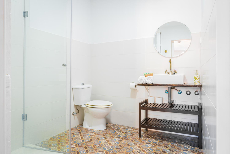 Bathroom 2, Dulces Dreams Boutique Hostel, Málaga