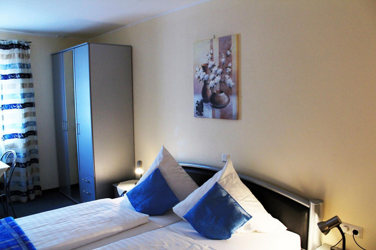 Bedroom 4, Land-gut-Hotel Gasthof Waldschanke, Landshut