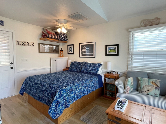 Room 2, 13 Dry Dock Studio Bedroom Condo by RedAwning, Dare