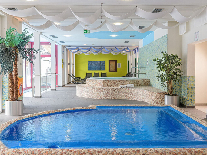 Pool 2, Hilltop Apartment in Viehhofen With hot tub, Zell am See