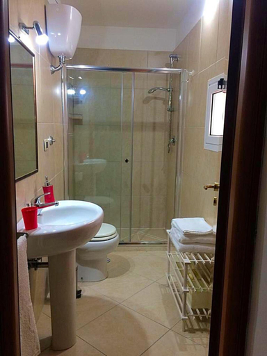 Bathroom, BENVENUTI AL SUD, Brindisi