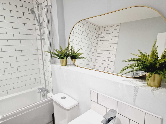 Bathroom 4, Luxury vip 2bed Apartment With Balcony, Solihull