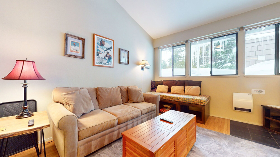 Living area 2, Summit 258 Pet-Friendly, Comfortable, Great Complex Amenities by RedAwning, Mono
