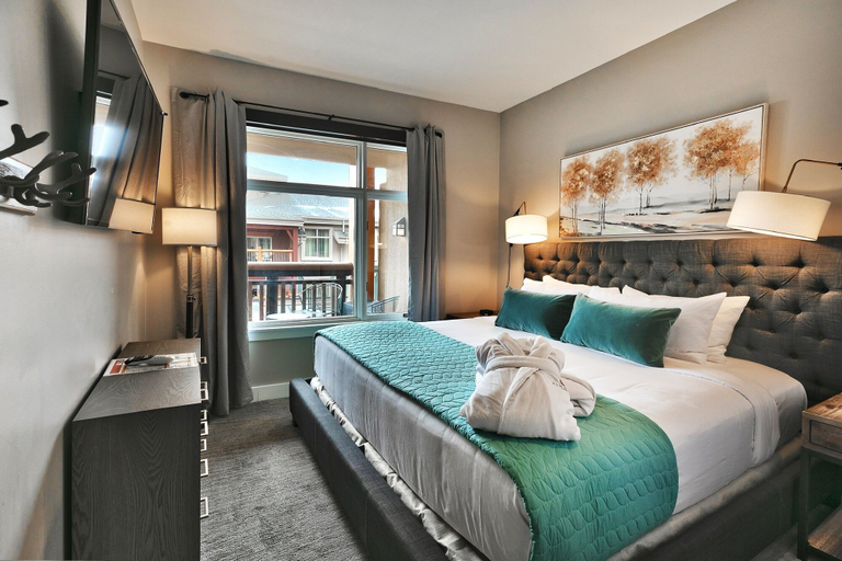 Room 3, Your own balcony, full kitchen in Canyons Village by RedAwning, Summit