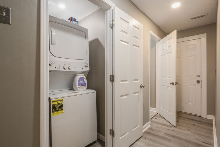 Laundry, Newly renovated 4BR CozySuites, Jefferson