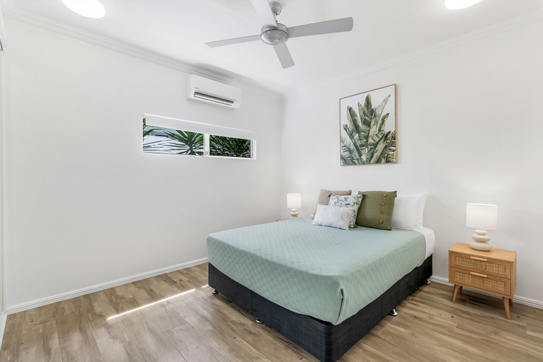 Bedroom 3, Spacious 3-beds w Direct Access to Pool, Cairns