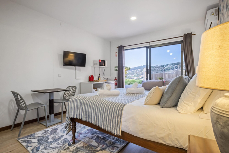 Room 4, White Rabbit I by Madeira Sun Travel, Calheta