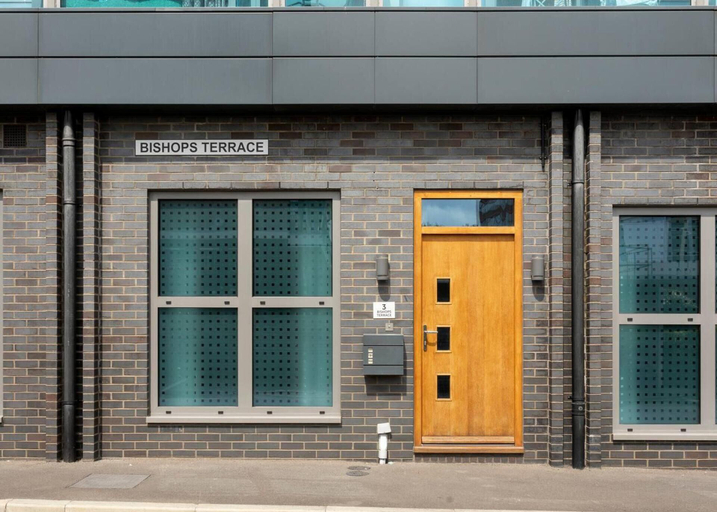 Exterior & Views 2, Castle Haven Apartment, Redhill, Surrey