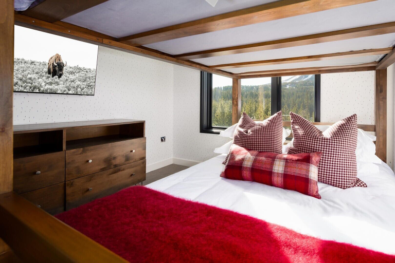 Room 5, 225 Lakelodge 2 Bedroom Condo by Moonlight Basin Lodging, Madison