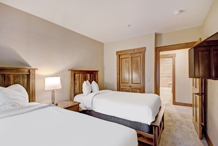 Room 2, 2br W/ Deck + Alpine Views Sleeps 6 - Ski-in Access 2 Bedroom Condo by RedAwning, Summit