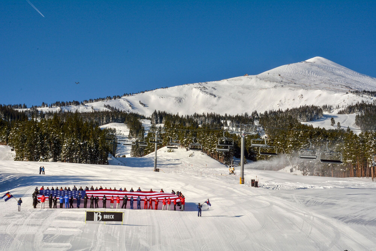 Snow and ski sports 5, 2br W/ Deck + Alpine Views Sleeps 6 - Ski-in Access 2 Bedroom Condo by RedAwning, Summit