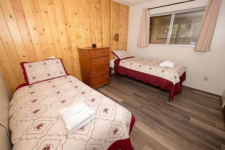 Room 5, 948 Merced Avenue 3 Bedroom Home by RedAwning, El Dorado