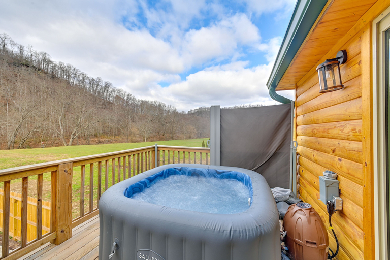 Sport & Beauty 1, Riverside Beattyville Cabin w/ Kayaks & Fire Pit!, Lee