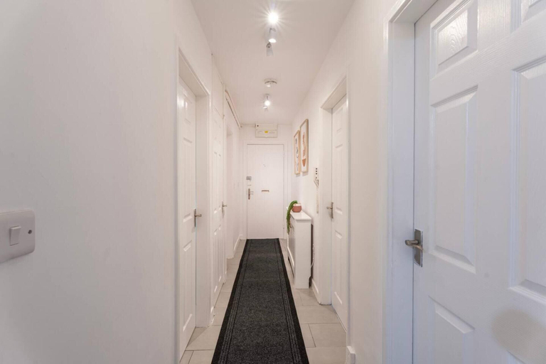 Others 4, Stylish 2 Bedroom Apartment in Birmingham, Birmingham