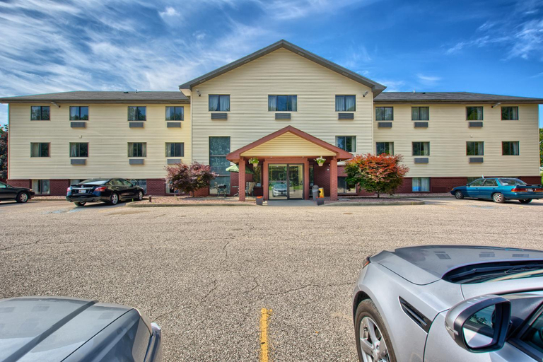 Exterior & Views 2, Rodeway Inn Whitehall, Muskegon