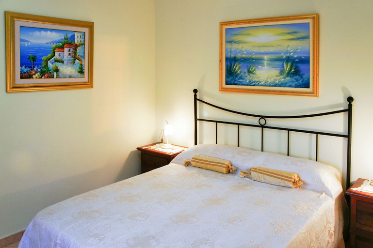Room 5, Residence Albarosa, Salerno
